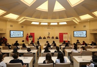 Kadın-erkek aynı masaya oturduğunda Bir zenginlik ve başarı ortaya çıkıyor