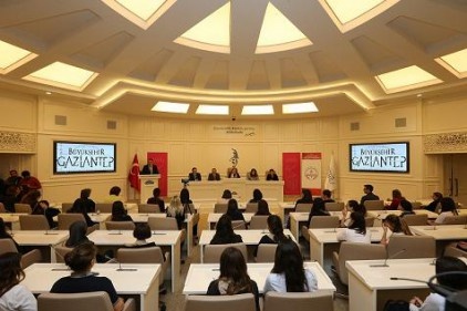 Kadın-erkek aynı masaya oturduğunda Bir zenginlik ve başarı ortaya çıkıyor