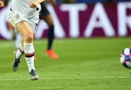 Kadın futbol maçına oyuncular saçlarını boyadıkları için izin verilmedi