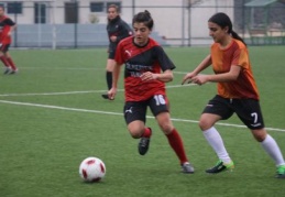 Kadın futbolcular, şiddeti önlemek için bu kez sahaya çıktı