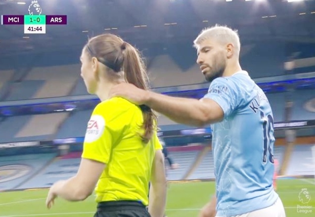 Kadın hakeme elense çekti, istenmeyen adam oldu