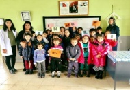 Kadın muhtar, öğrenciler için okul boyadı