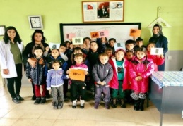 Kadın muhtar, öğrenciler için okul boyadı