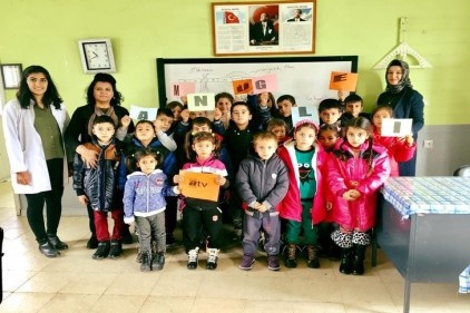 Kadın muhtar, öğrenciler için okul boyadı