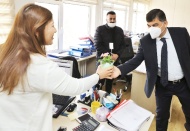 Kadın personele çiçek dağıtıldı