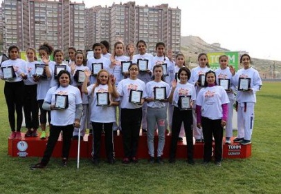 Kadın sporcular 'Kadına Şiddete Dur' demek için koştu 