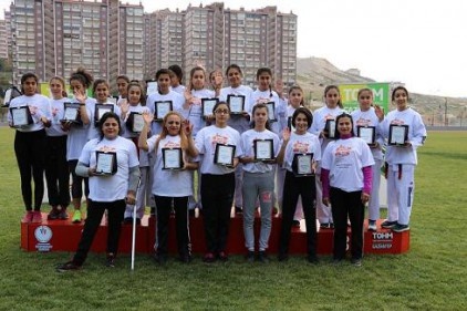 Kadın sporcular &#039;Kadına Şiddete Dur&#039; demek için koştu 