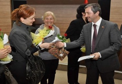 Kadın üyelere fular dağıttı