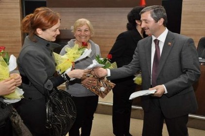 Kadın üyelere fular dağıttı