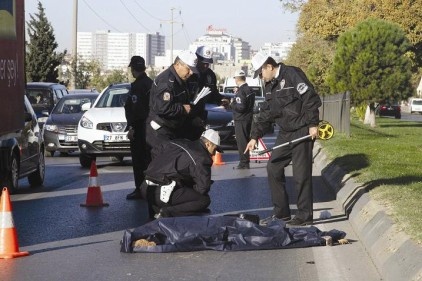 Kadına çarpan otomobil sürücüsü olay yerinden kaçtı 