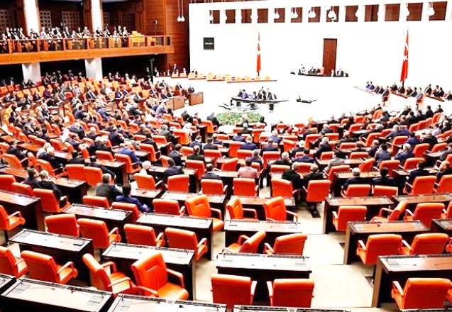 Kadına ve sağlık çalışanlarına yönelik şiddette yeni cezalar öngören kanun teklifi, komisyonda kabul edildi