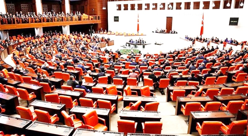 Kadına ve sağlık çalışanlarına yönelik şiddette yeni cezalar öngören kanun teklifi, komisyonda kabul edildi