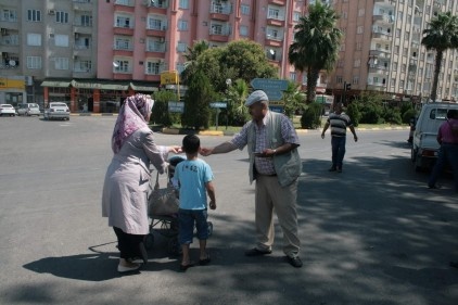 Kadına yönelik şiddet konusunda broşürlü uyarı