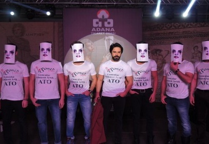 Kadına yönelik şiddet maskelerle podyuma taşındı