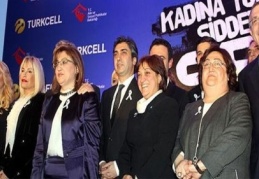 Kadına yönelik şiddeti önlemekten anladığı Polat Alemdar’la poz vermek 