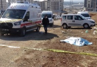 Kadının cesedi, boğazı kesilmiş ve defalarca bıçaklanmış halde boş arazide bulundu