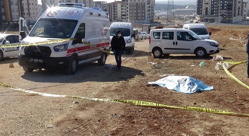 Kadının cesedi, boğazı kesilmiş ve defalarca bıçaklanmış halde boş arazide bulundu