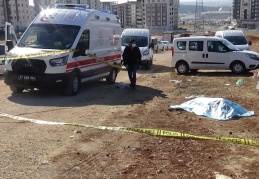 Kadının cesedi, boğazı kesilmiş ve defalarca bıçaklanmış halde boş arazide bulundu