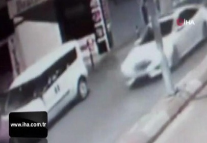 Kadının yola düşürdüğü telefonu kamyonetten inip böyle aldı