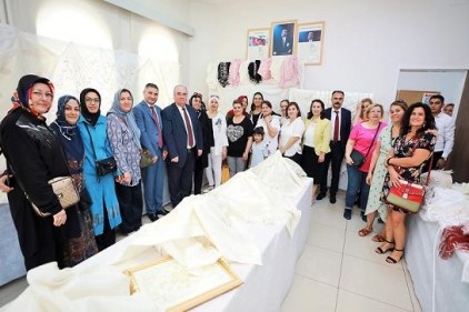 Kadınlar 1 yıllık eserlerini sergiledi 