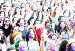 Kadınlar ayakta: Bu ülkede yaşam hakkımız için idareci erkeklerle savaşımız var