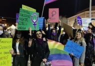 Kadınlar barınma, beslenme gibi temel ihtiyaçları karşılayamaz halde