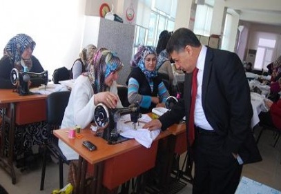 Kadınlar biçip-dikip öğreniyorlar