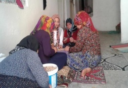 Kadınlar bir kilo fıstığı 75 kuruşa kırıyor