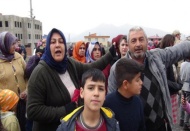 Kadınlar, çevre yolunu ulaşıma kapattı