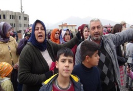 Kadınlar, çevre yolunu ulaşıma kapattı