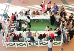Kadınlar dekoratif tepsiler yaptı