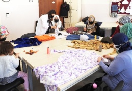 Kadınlar elbiselerini hem ucuza mal ediyor, hem de gelir sağlıyor