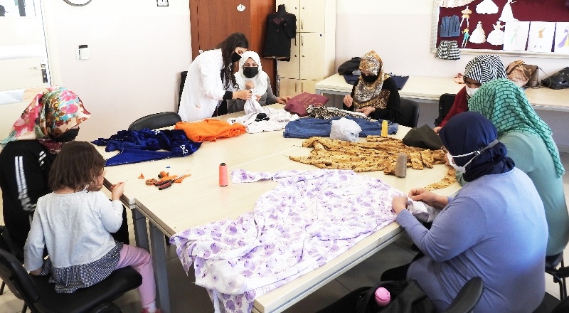 Kadınlar elbiselerini hem ucuza mal ediyor, hem de gelir sağlıyor