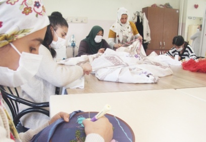 Kadınlar hem çeyizini hazırlıyor hem aile ekonomilerine katkı sağlıyor