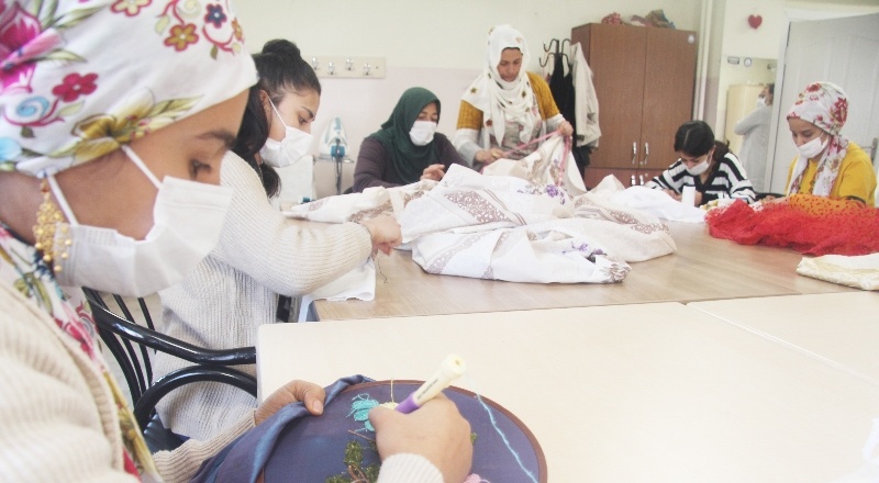 Kadınlar hem çeyizini hazırlıyor hem aile ekonomilerine katkı sağlıyor