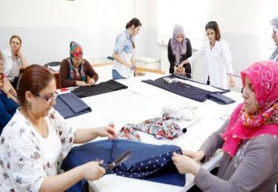 Kadınlar, hem kendi elbiselerini dikiyor hem de aile bütçelerine katkıda bulunuyor