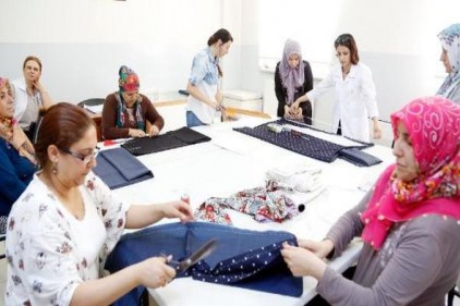 Kadınlar, hem kendi elbiselerini dikiyor hem de aile bütçelerine katkıda bulunuyor