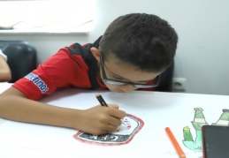 Kadınlar, karakalem tekniğini öğreniyor