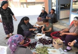 Kadınlar, kış hazırlığına devam ediyor