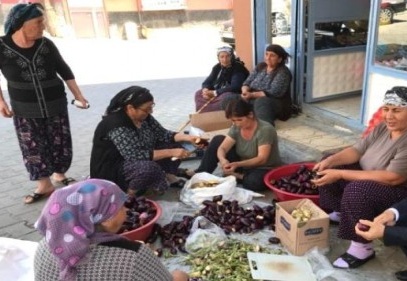 Kadınlar, kış hazırlığına devam ediyor