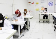 Kadınlar, korona virüsle mücadeleye maske dikerek destek veriyor