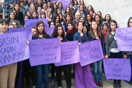 Kadınlar Meclis&#039;e bitti, "Bu Yasalar Böyle Geçmez" dedi 
