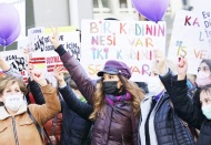 Kadınlar şiddete karşı bir kez daha haykırdı: "Kabul etmiyor, vazgeçmiyoruz"