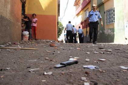 Kadınlar taş, sopa ve bıçaklarla kavga etti