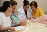 Kadınlar, tel kırma tekniği el nakış kursuna katılıyor