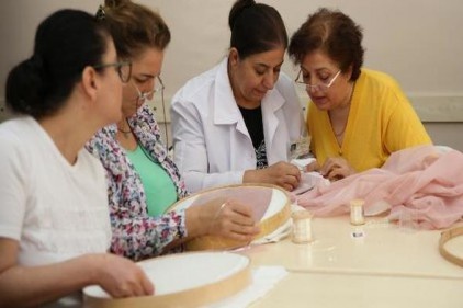 Kadınlar, tel kırma tekniği el nakış kursuna katılıyor