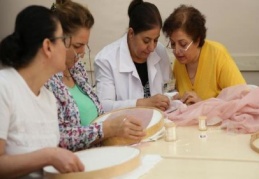 Kadınlar, tel kırma tekniği el nakış kursuna katılıyor