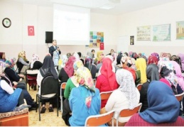 Kadınlar, uyuşturucuyla mücadelede izlenecek yöntemleri dikkatle dinledi