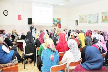 Kadınlar, uyuşturucuyla mücadelede izlenecek yöntemleri dikkatle dinledi