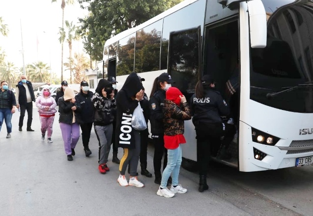 Kadınları evlilik vaadiyle yurt dışından getirmişler